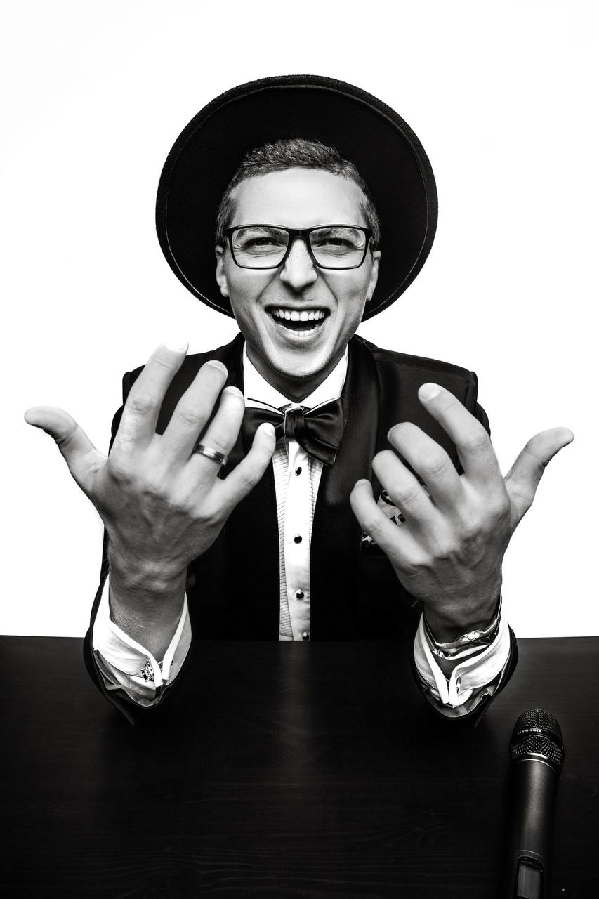 Михаил в шляпе