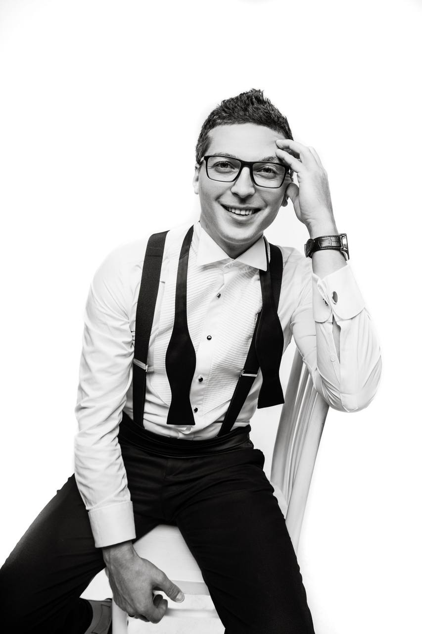 Михаил сидит на стуле