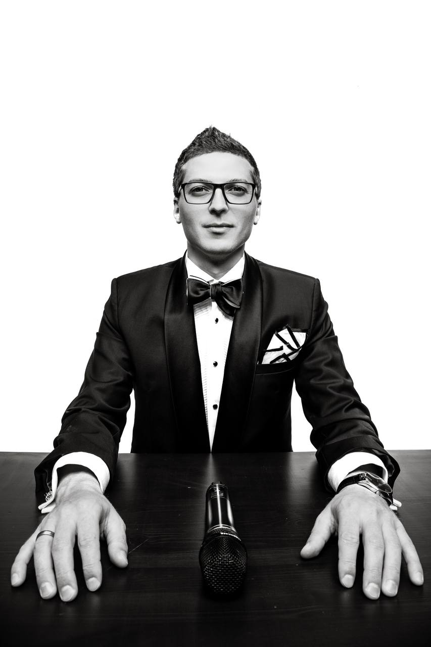 Михаил за столом в пиджаке